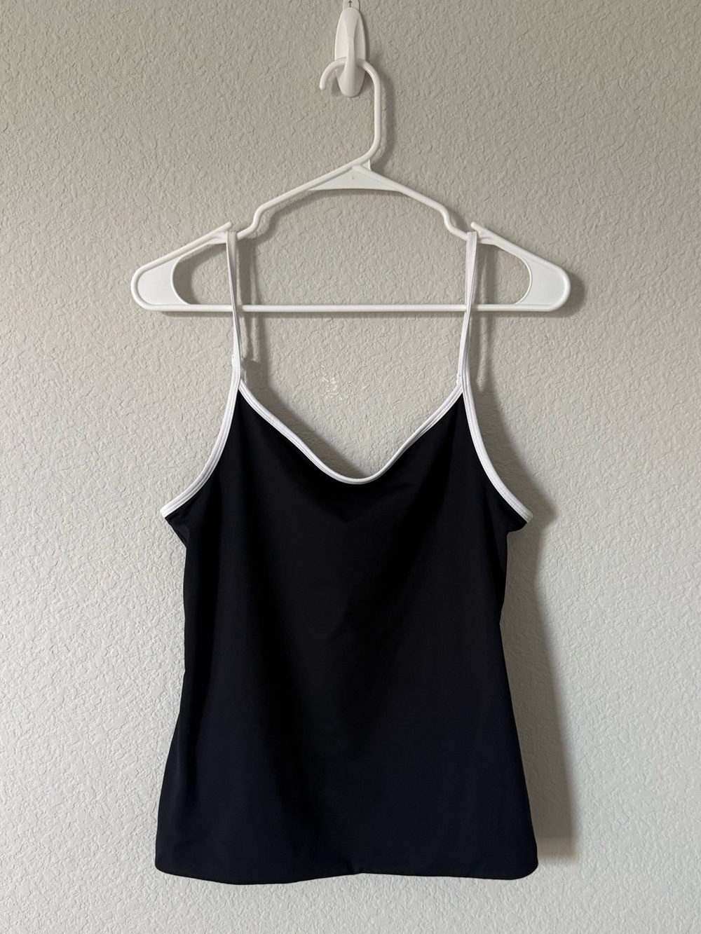 Aritzia contour tank top w white lining